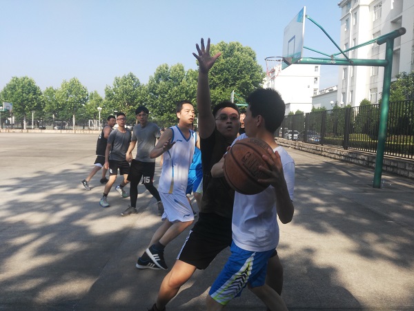 我院舉行歡送2018屆畢業(yè)生師生籃球賽