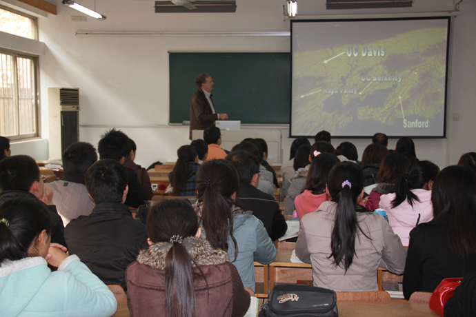 加州大學Charles Shoemaker教授來我校訪問