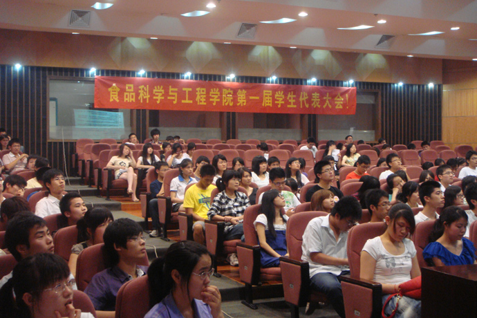 我院第一次學(xué)生代表大會(huì)圓滿成功