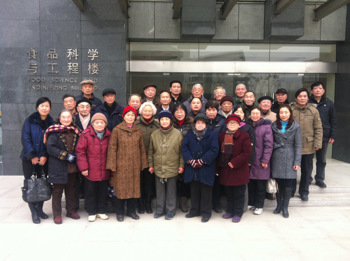 我院退休老領(lǐng)導(dǎo)、老教師參觀食品科學(xué)與工程樓