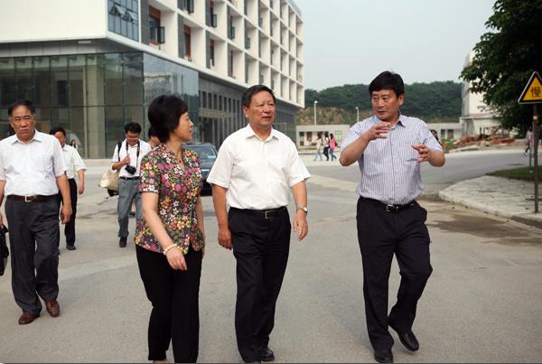 國家糧食局局長聶振邦一行來我校視察