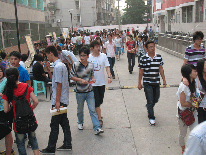 社團(tuán)招新現(xiàn)場火熱