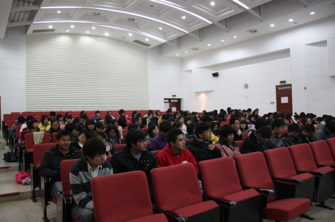 我院成功舉辦杰出校友報(bào)告會(huì)