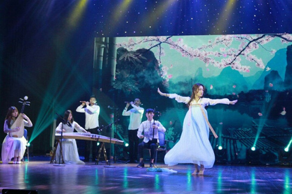 我院舉辦“你好舊食光”2018屆畢業(yè)生晚會